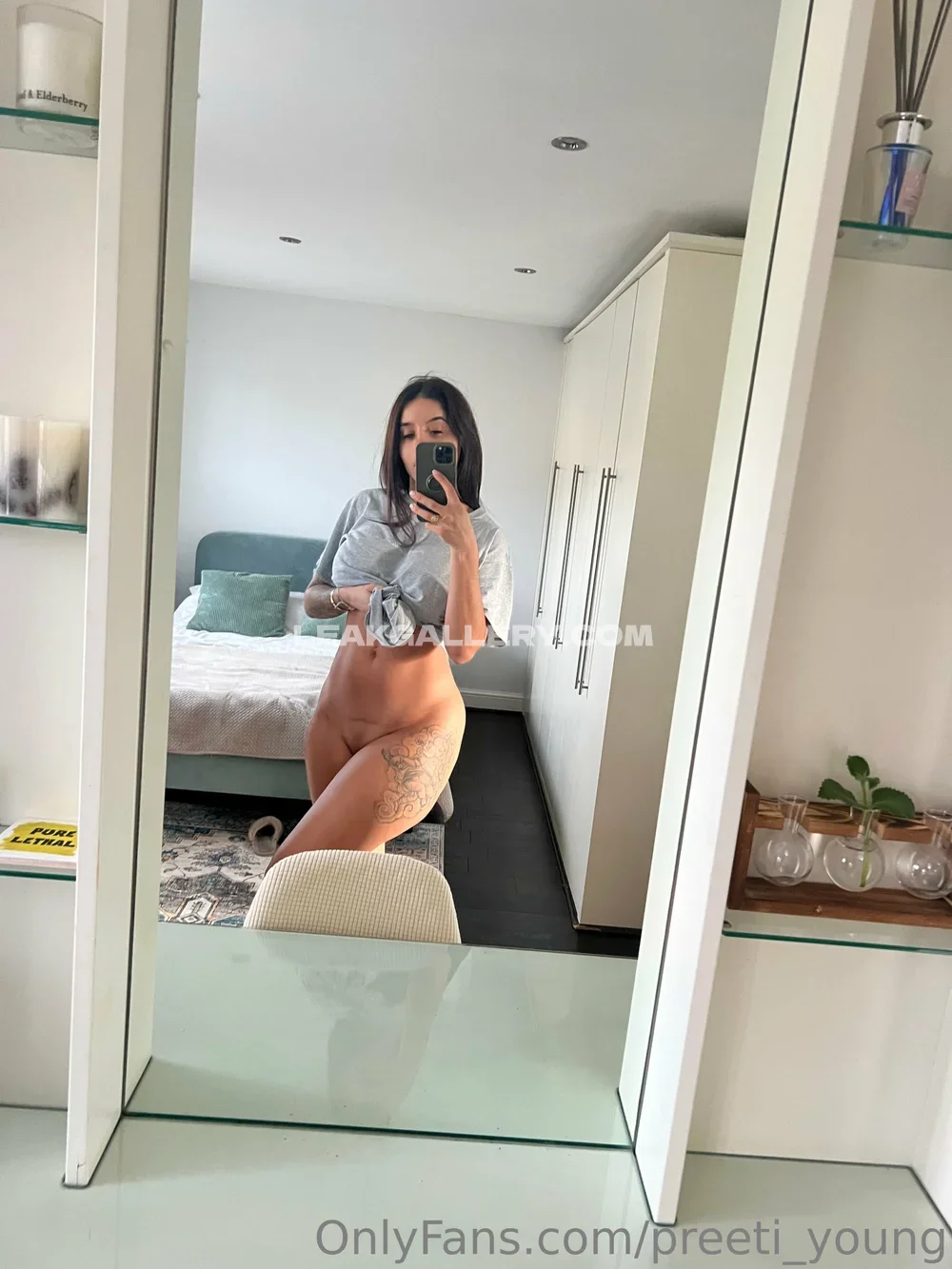 Preeti_young Mirror Selfie In Knotted Top OnlyFans Photo Leaked