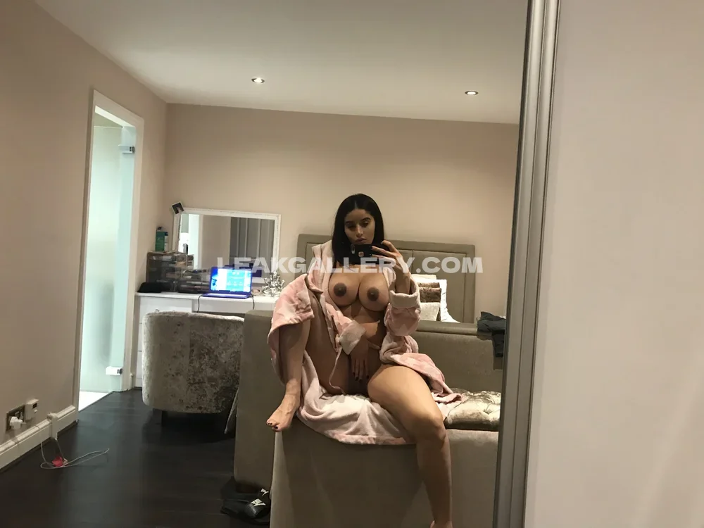 Preeti_young Topless Robe Selfie OnlyFans Photo Leaked