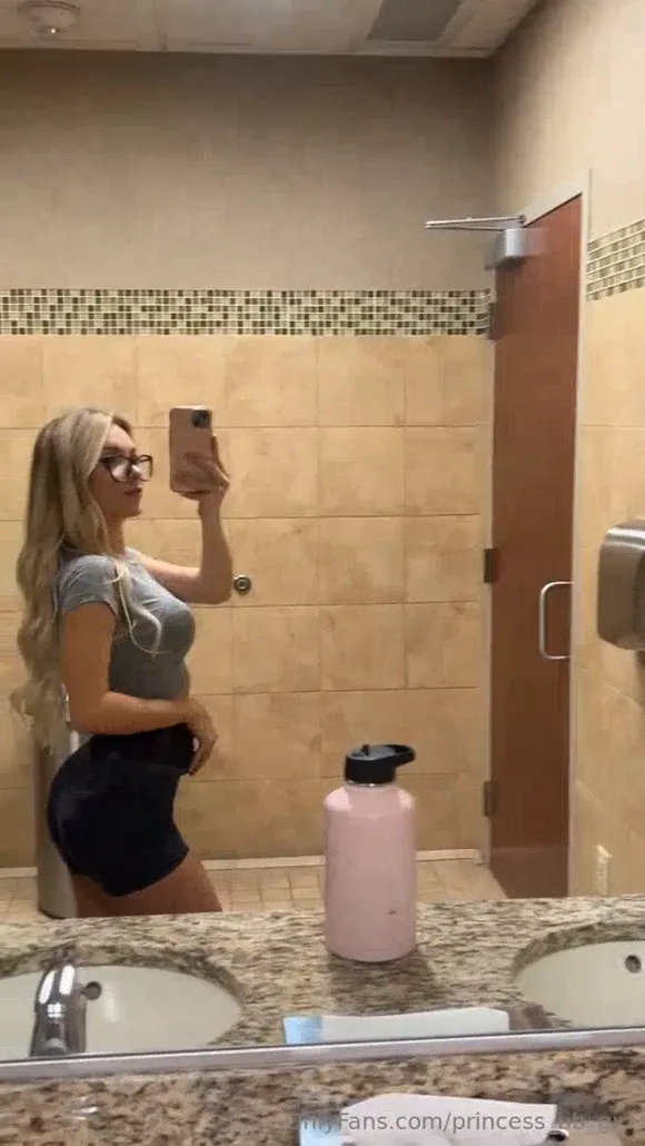 Princessbbgirl Mirror Selfie In Gym Shorts OnlyFans Video Leaked