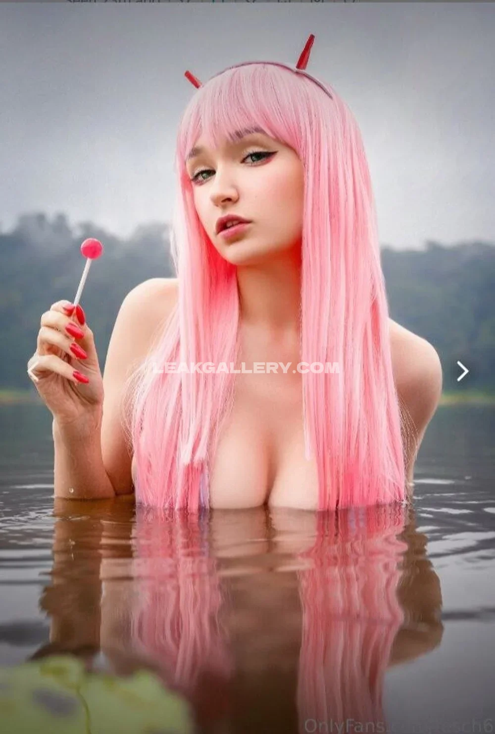 Queenfesch6 Pink Hair In Water OnlyFans Photo Leaked