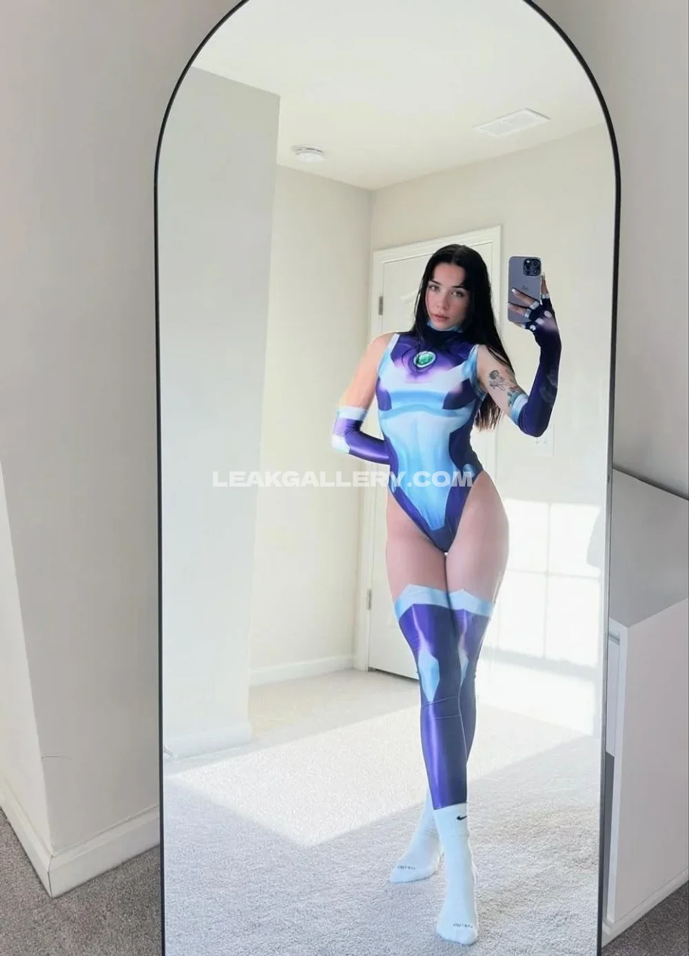 Queenkalin Full Body Costume Mirror Selfie OnlyFans Photo Leaked
