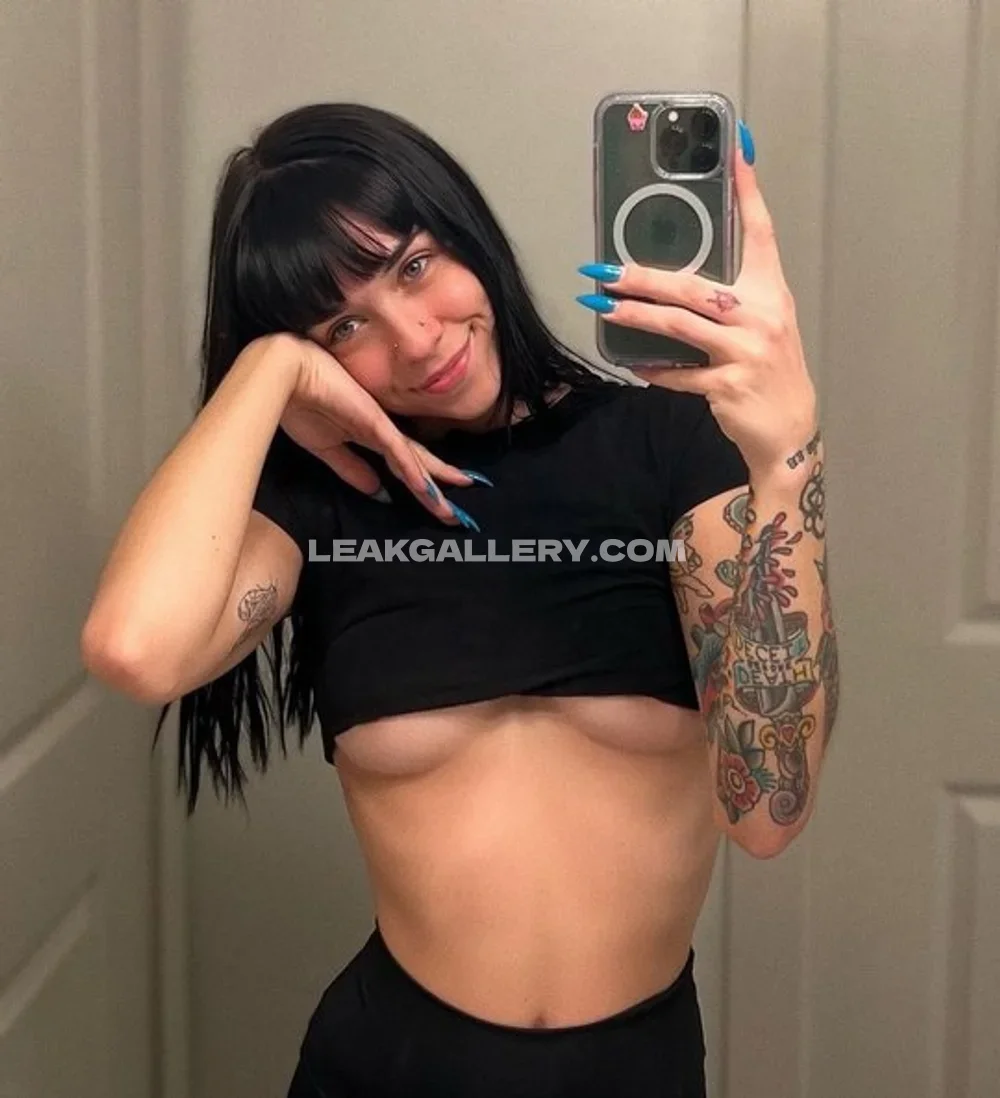 Queenkalin Black Crop Top Selfie OnlyFans Photo Leaked