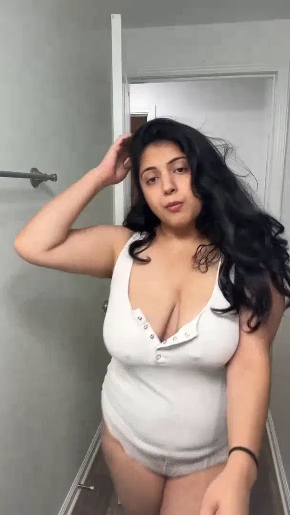 Rashmiix Deep V White Top OnlyFans Video Leaked