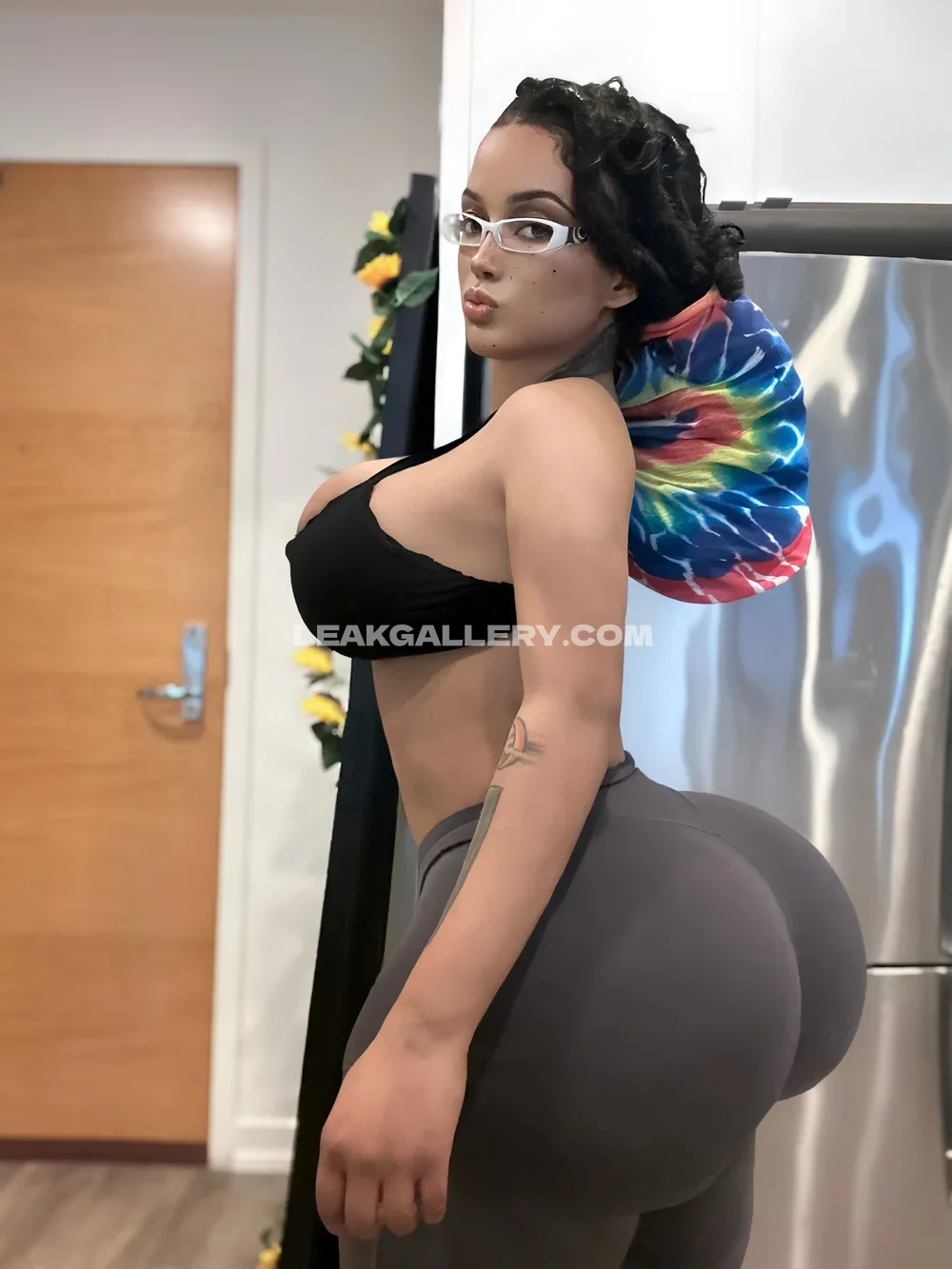 Raychiel Black Bra Side Pose OnlyFans Photo Leaked