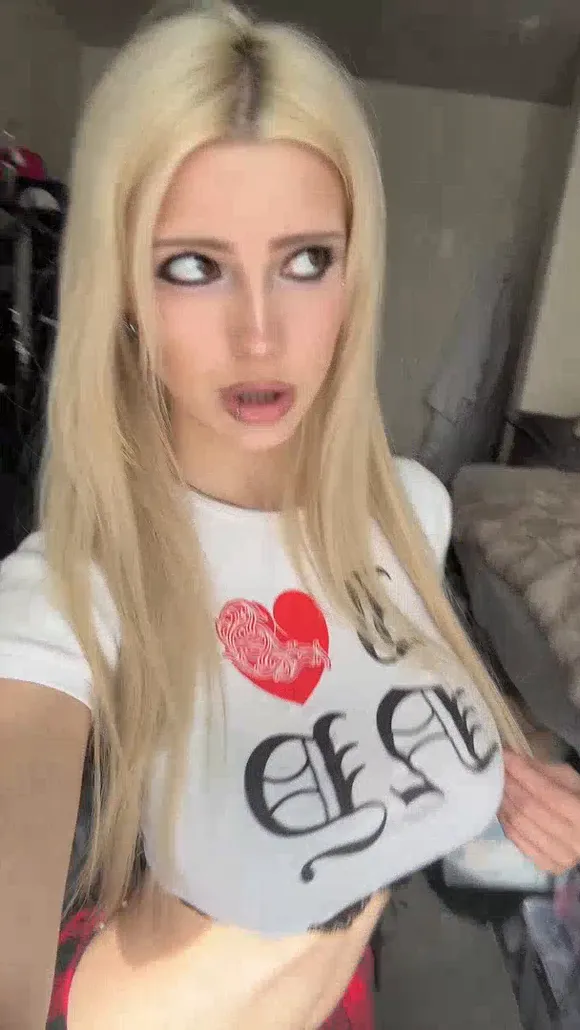 Rchhhll Blonde Hair Selfie Pose OnlyFans Video Leaked