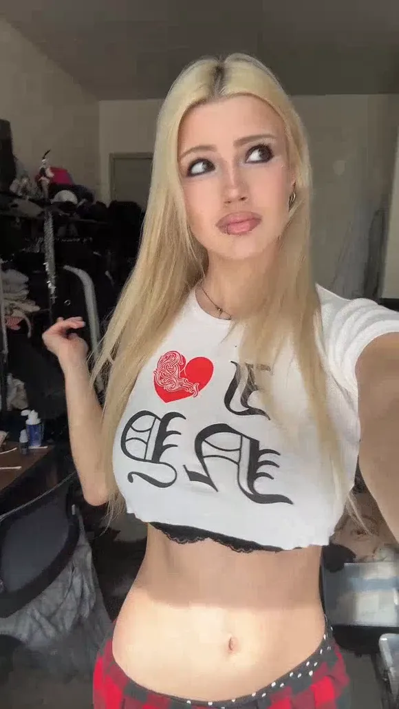 Rchhhll Crop Top Selfie Pose OnlyFans Video Leaked