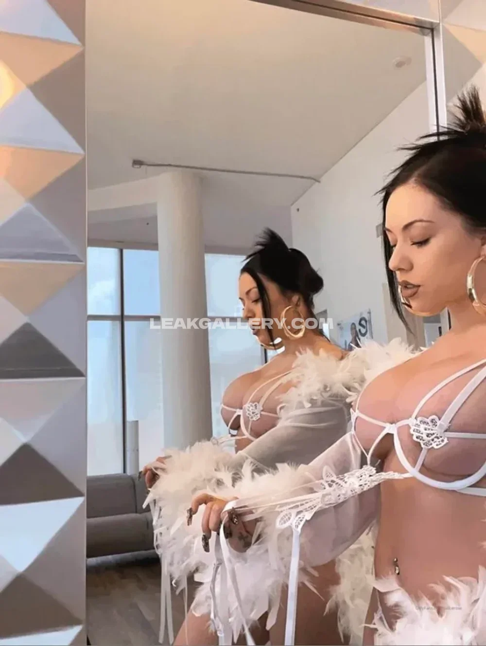 Salicerose Feathered Bra Tease OnlyFans Photo Leaked