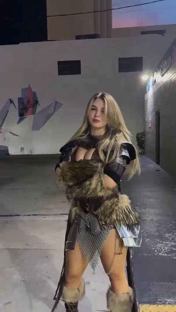 Sava Schultz Fur And Chainmail Outfit OnlyFans Video Leaked