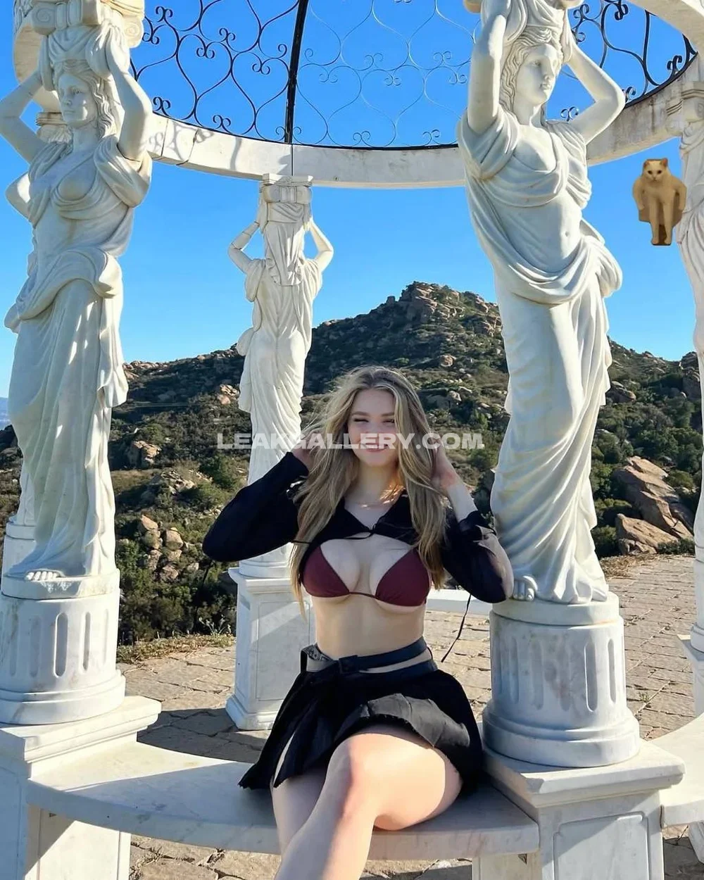 Sava Schultz Bra Top Outdoor Pose OnlyFans Photo Leaked