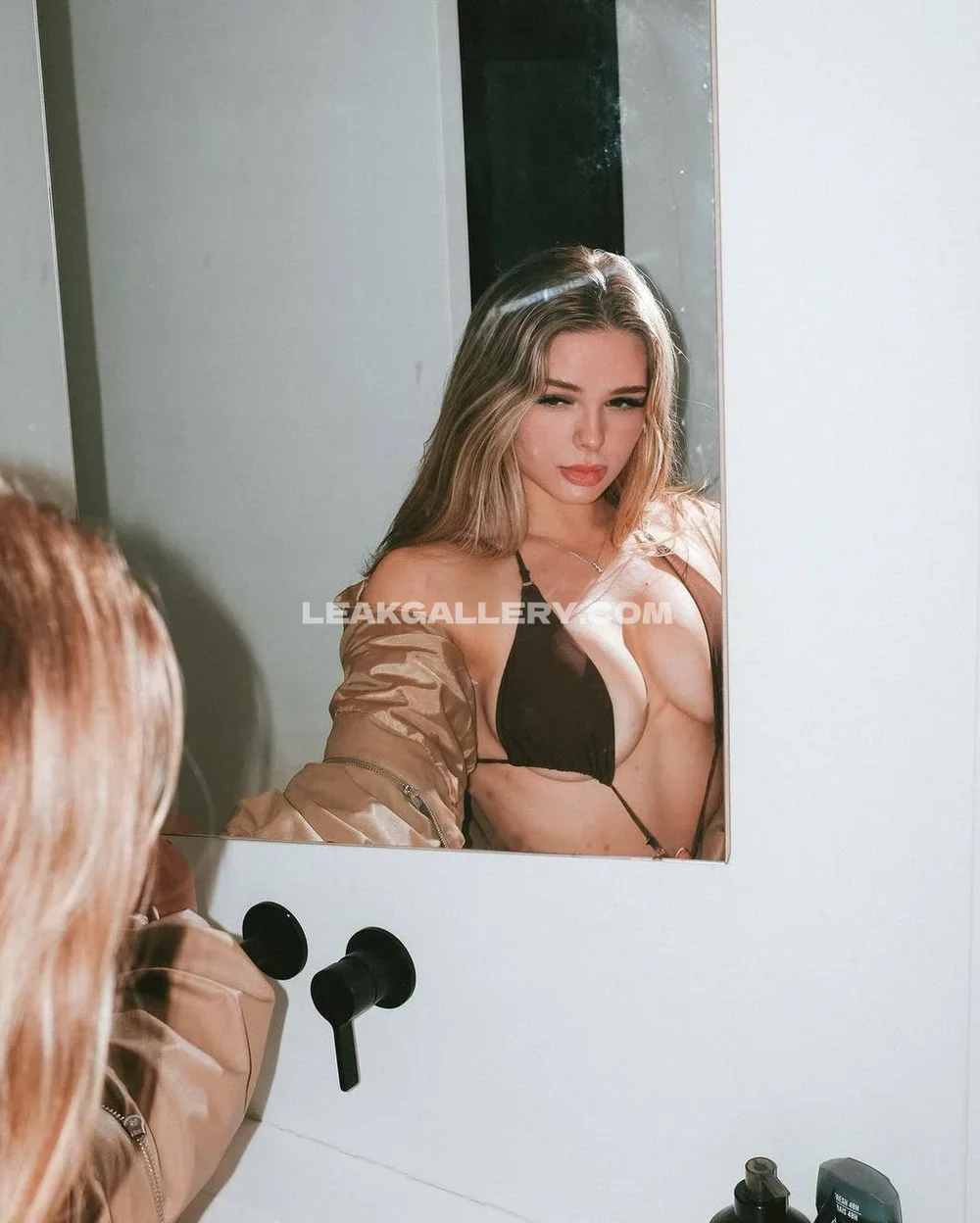 Sava Schultz Mirror Selfie Bikini Top OnlyFans Photo Leaked