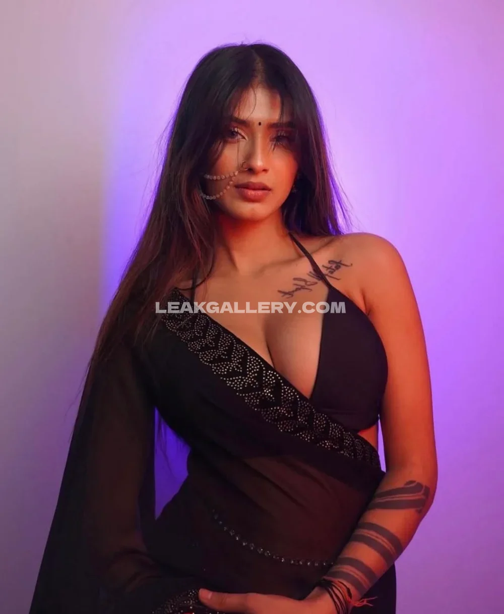 Shambhavi1997 Black Saree Pose OnlyFans Photo Leaked