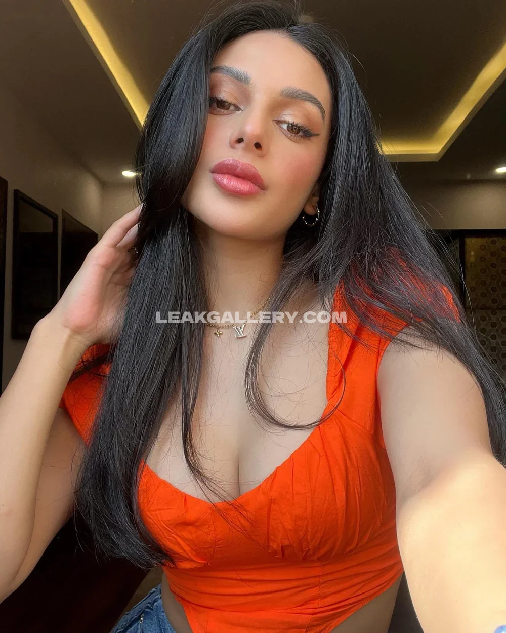 Shanayajoshy Orange Top Cleavage Pose OnlyFans Photo Leaked