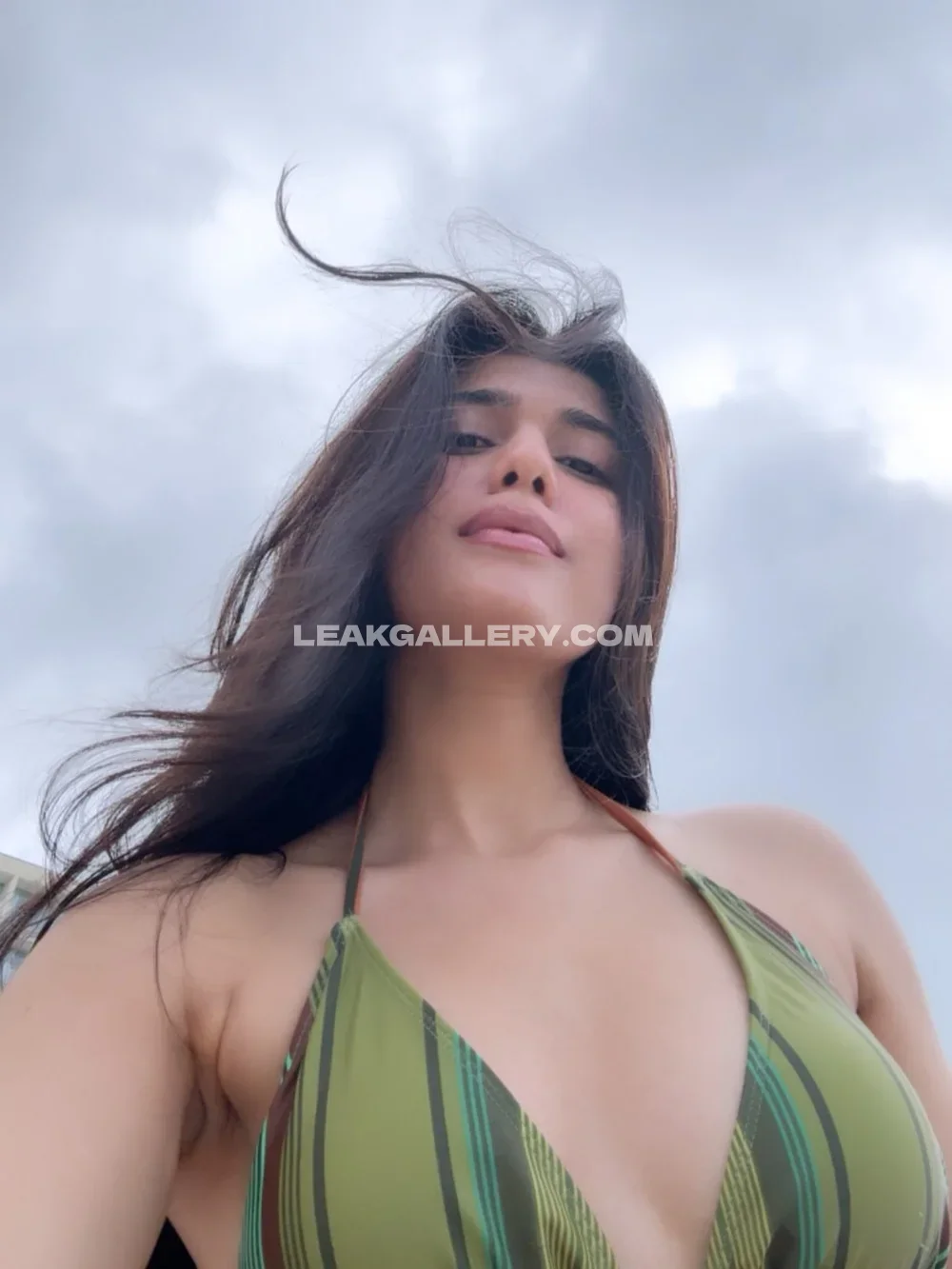 Sheetal_599 Green Striped Bikini Pose OnlyFans Photo Leaked