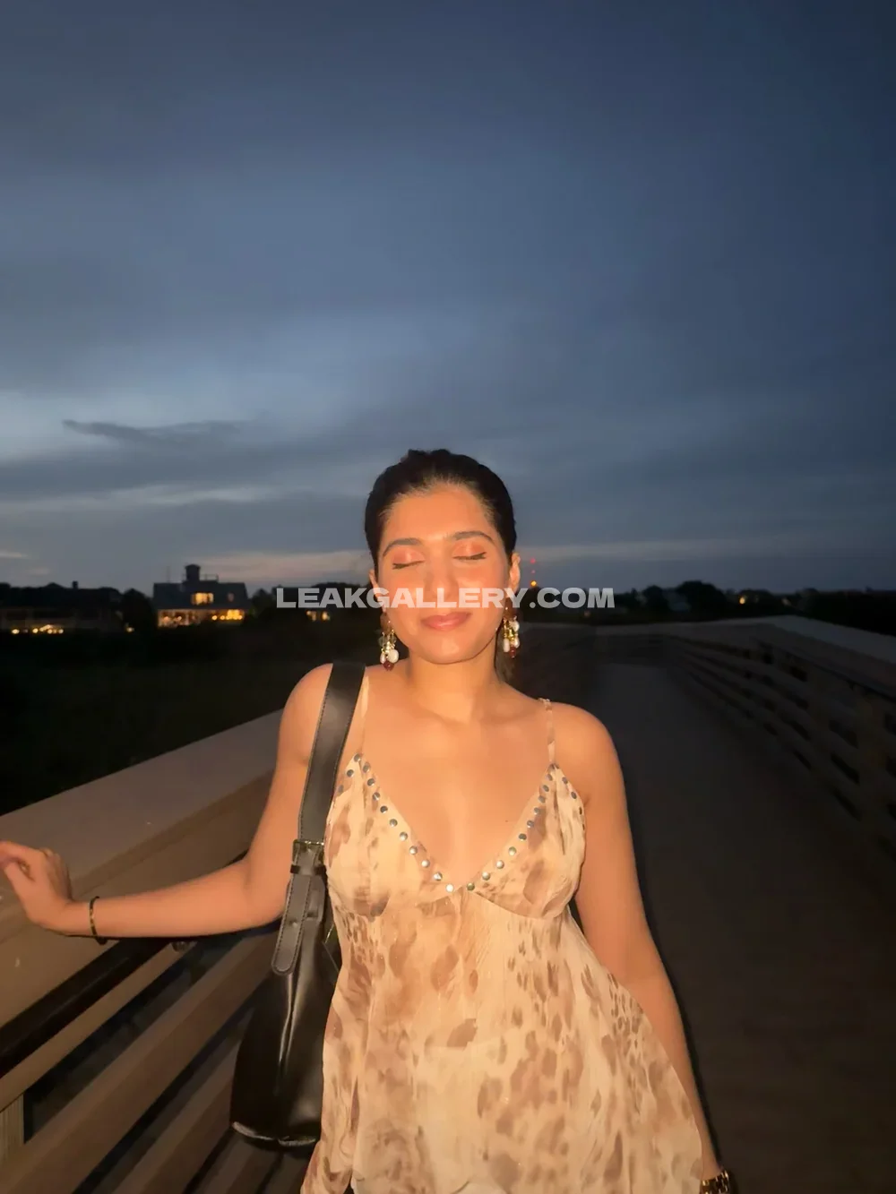 Sheetal_599 Dusk Bridge Pose In Dress OnlyFans Photo Leaked