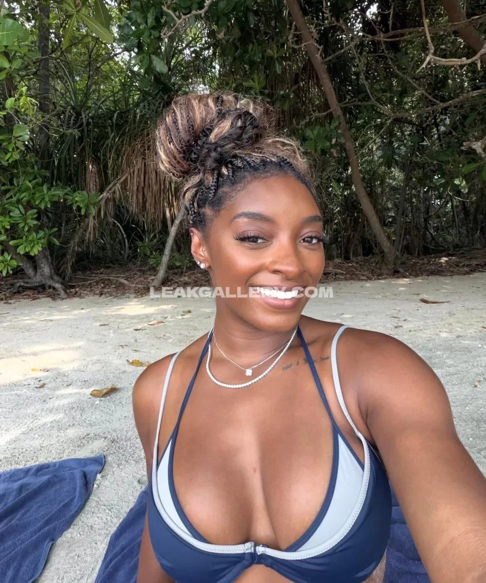 Simonebiles Bikini Beach Selfie Smile OnlyFans Photo Leaked