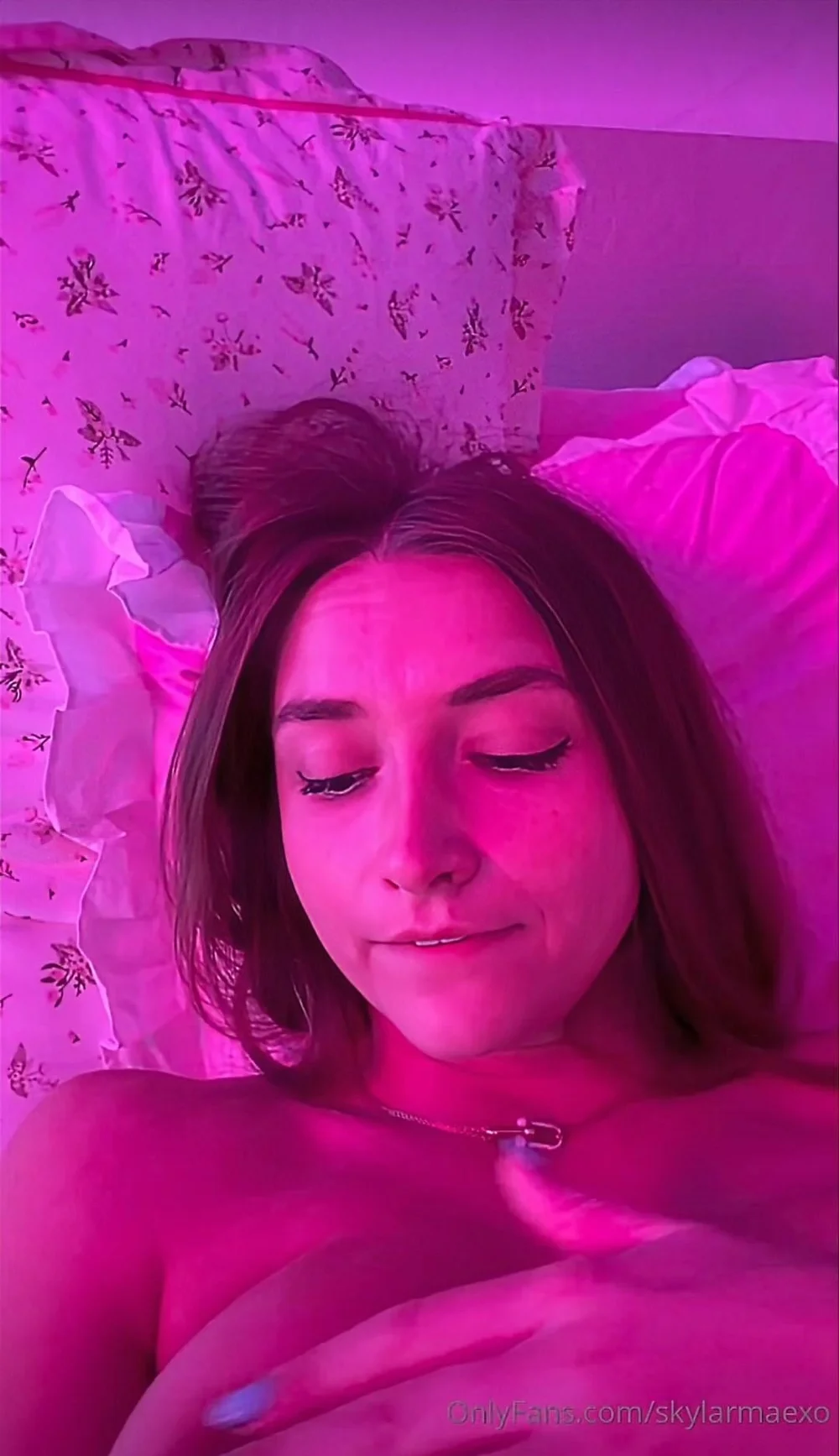 Skylarmaexo Topless Bed Tease OnlyFans Photo Leaked