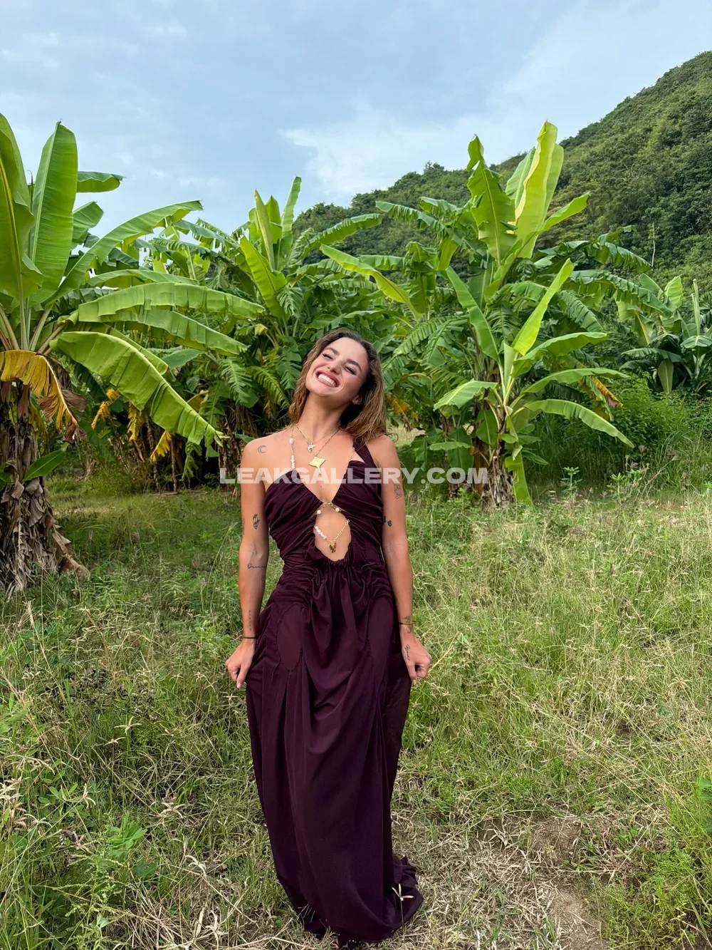 Sofiasurfers Full Length Outdoor Pose OnlyFans Photo Leaked