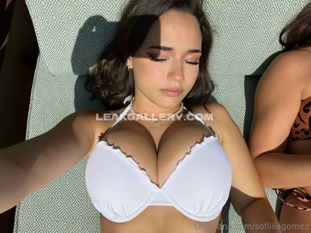 Sofia Gomez White Bra Selfie Pose OnlyFans Photo Leaked