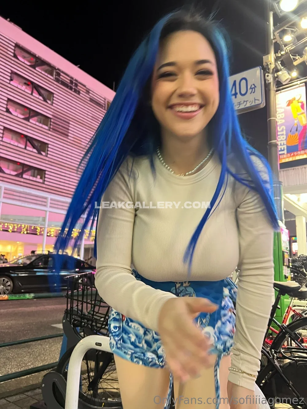 Sofia Gomez Blue Hair Street Smile OnlyFans Photo Leaked