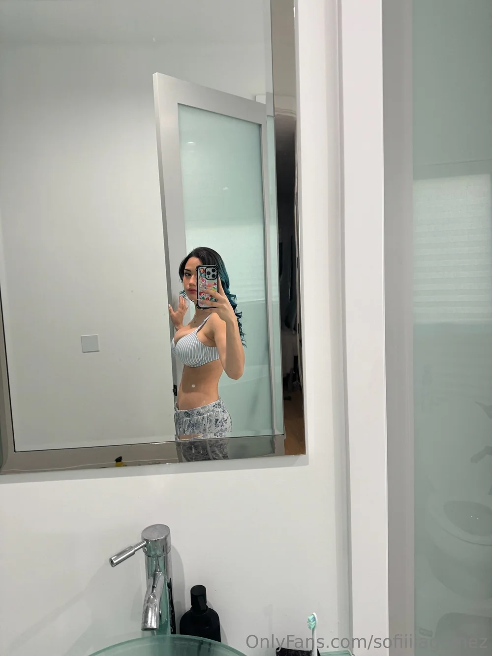 Sofia Gomez Mirror Selfie in Bra OnlyFans Photo Leaked