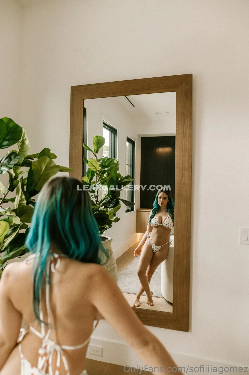 Sofia Gomez Mirror Selfie Bikini Pose OnlyFans Photo Leaked