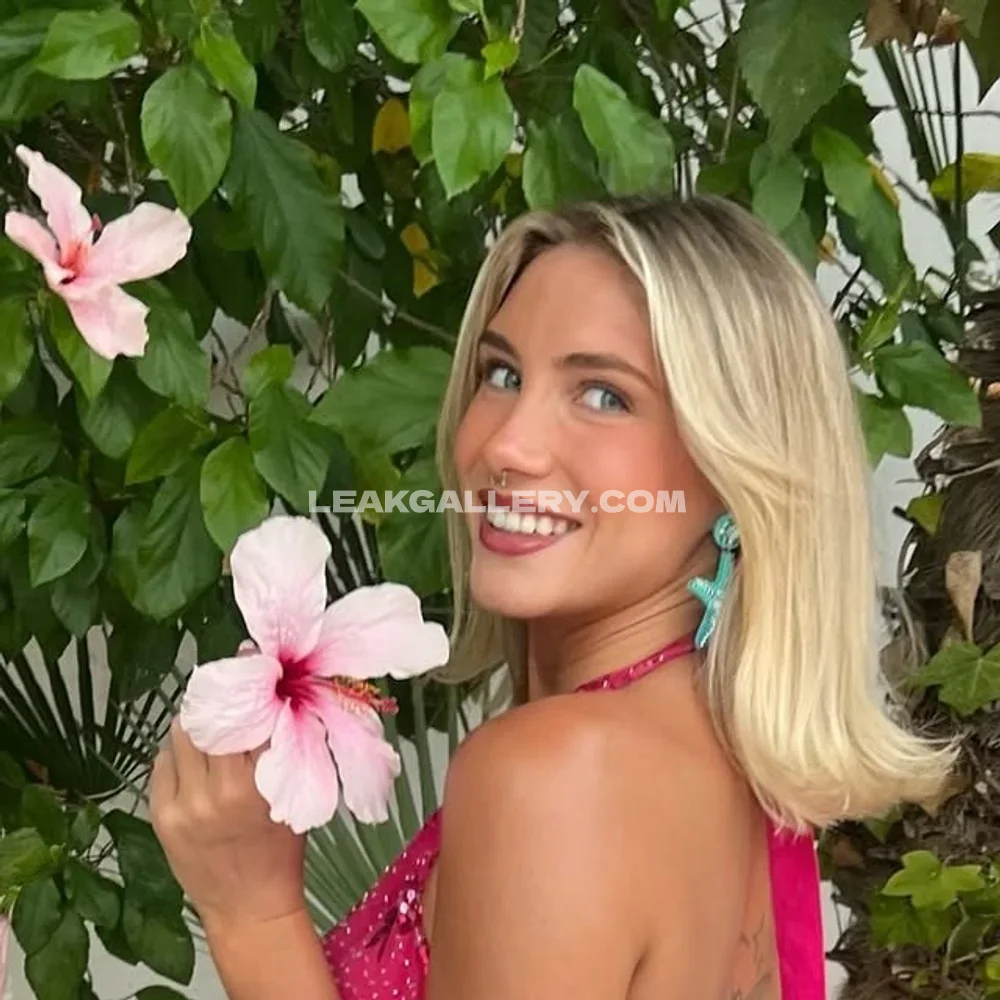 Sozzlepopp Flower Holding Bikini Pose OnlyFans Photo Leaked