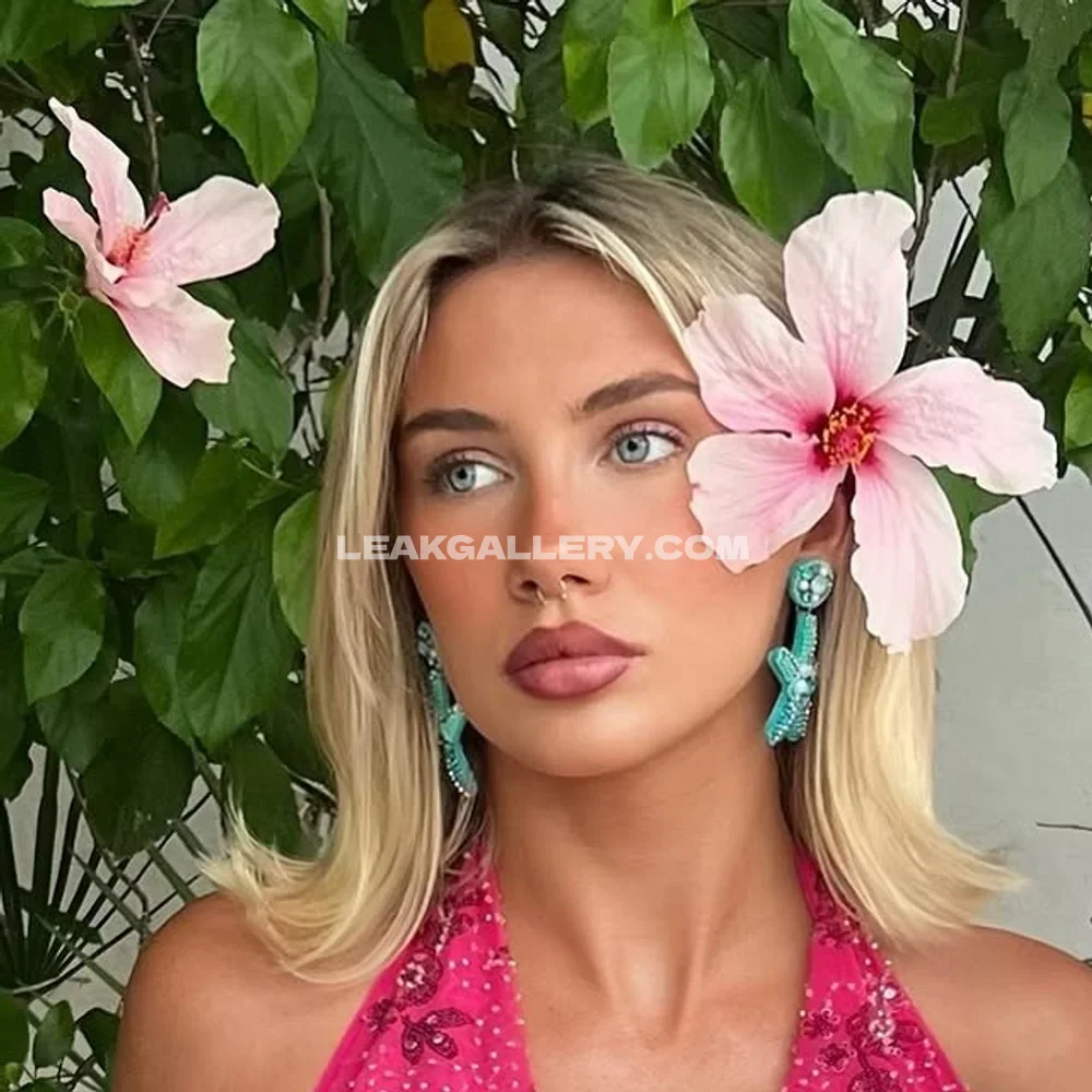 Sozzlepopp Pink Halter Top Pose OnlyFans Photo Leaked
