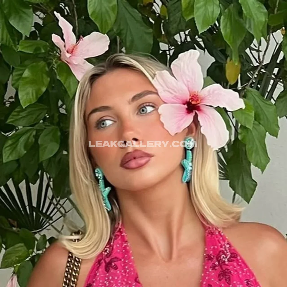 Sozzlepopp Floral Hair Accessory Pose OnlyFans Photo Leaked
