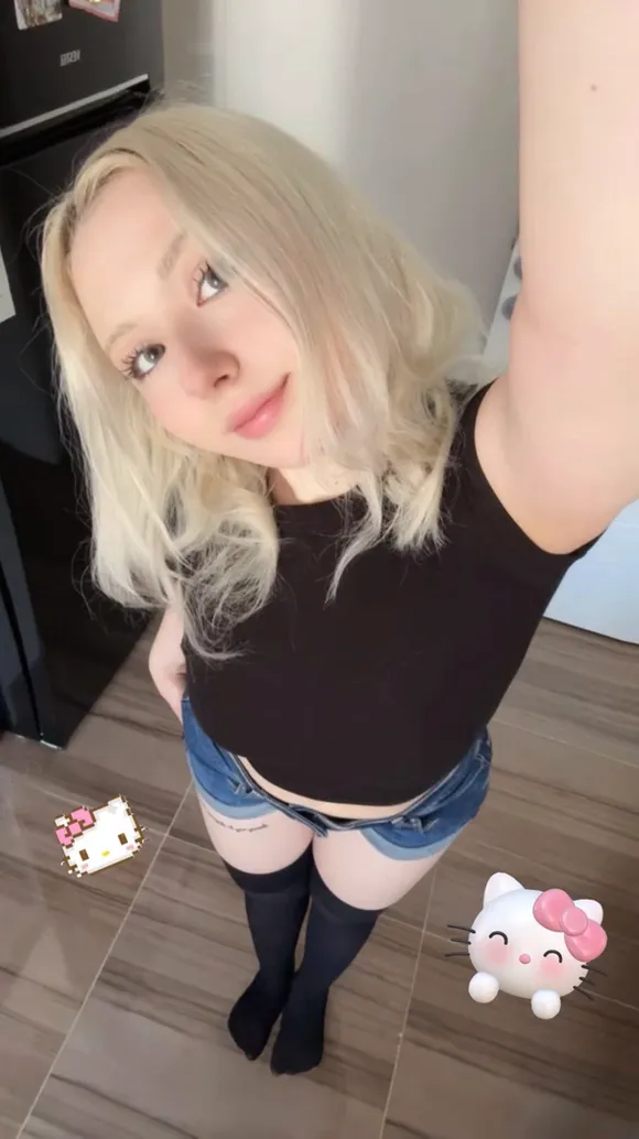 Stassianova Blonde Hair Selfie Pose OnlyFans Video Leaked