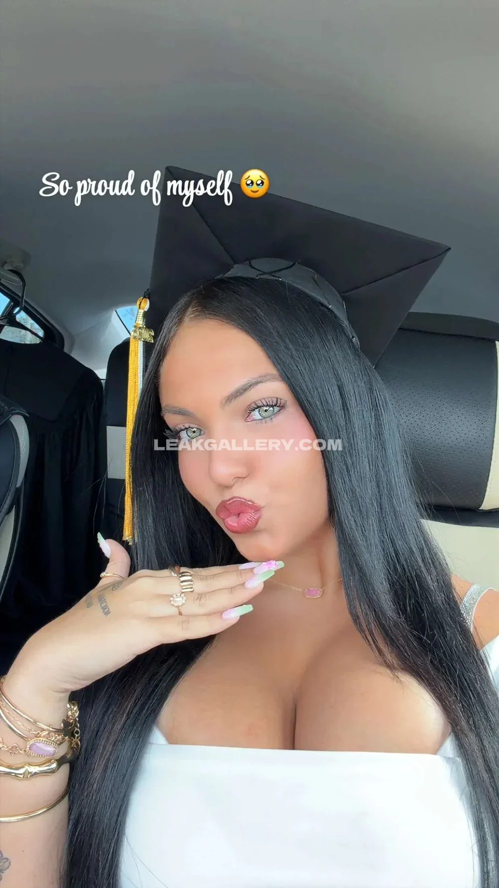 Stef.lefkowitz Graduation Cap Selfie OnlyFans Photo Leaked