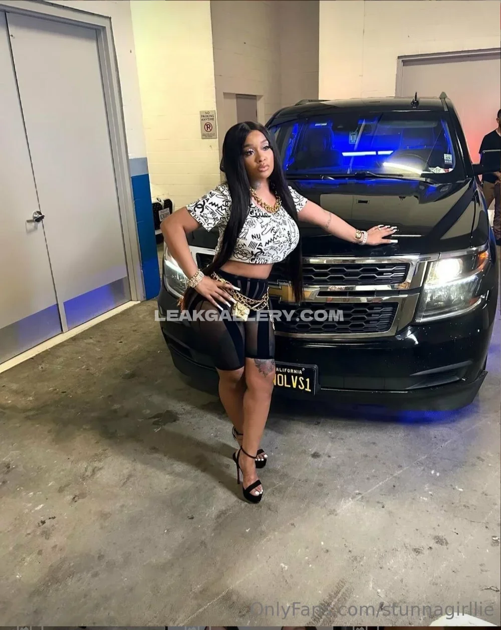 Stunnagirllie Posing By Black SUV OnlyFans Photo Leaked