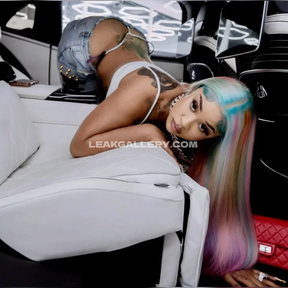 Stunnagirllie Rainbow Hair Car Pose OnlyFans Photo Leaked