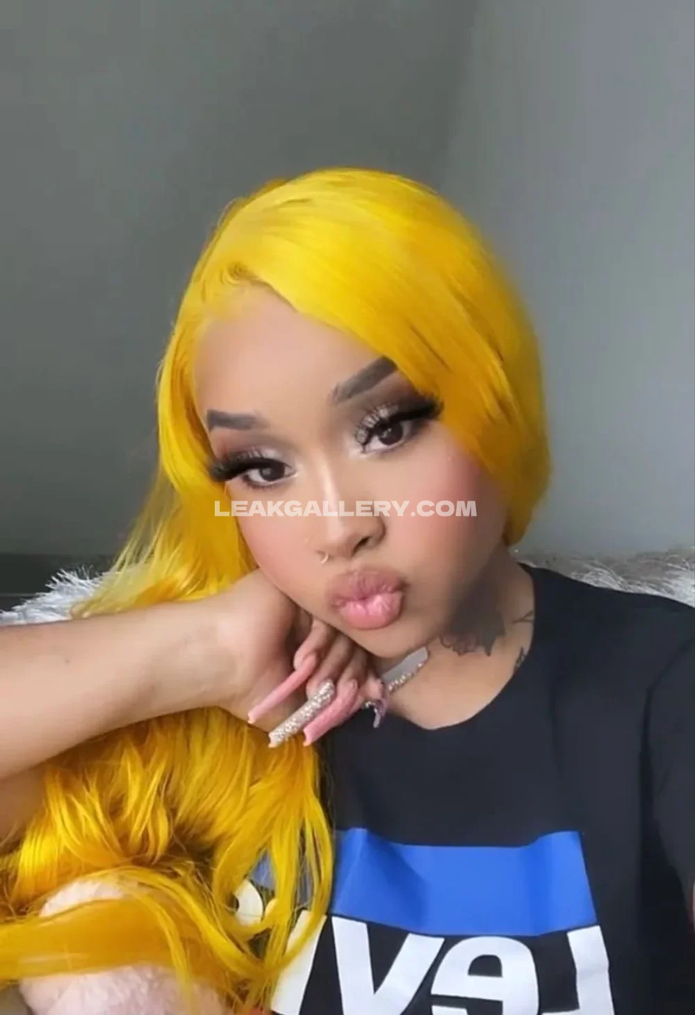 Stunnagirllie Yellow Wig Pout Pose OnlyFans Photo Leaked