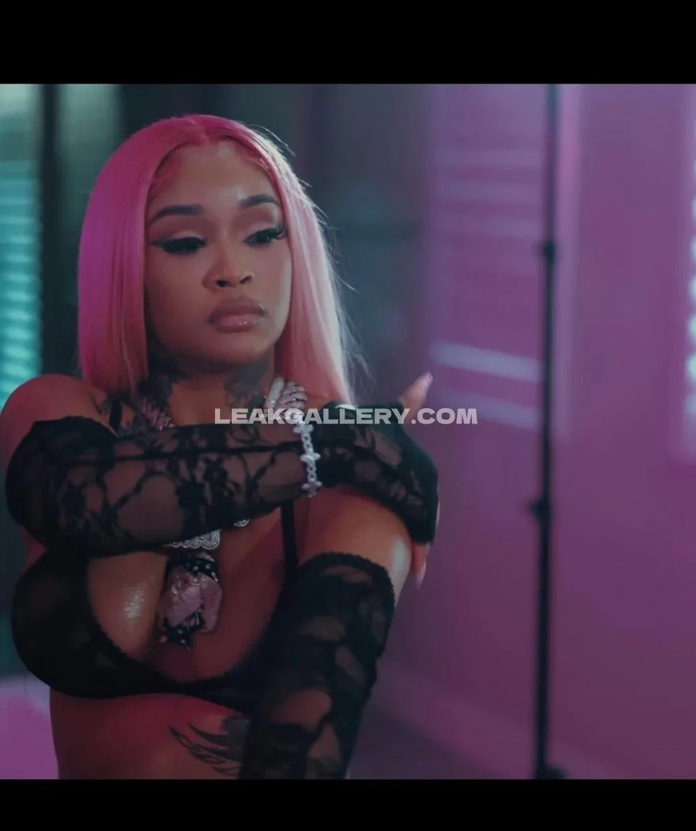Stunnagirllie Pink Hair Lace Top Pose OnlyFans Photo Leaked