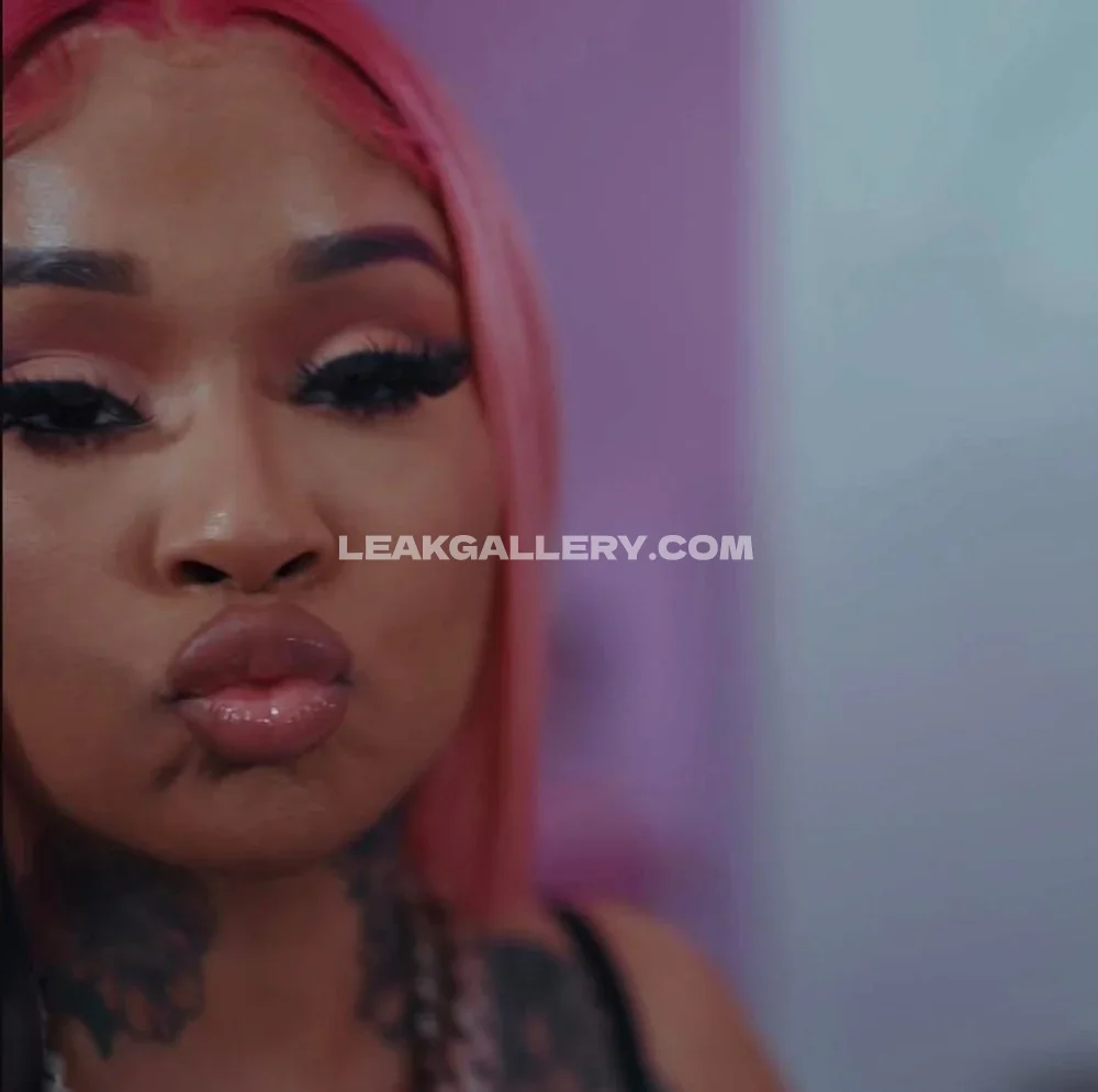 Stunnagirllie Pink Hair Pout Closeup OnlyFans Photo Leaked