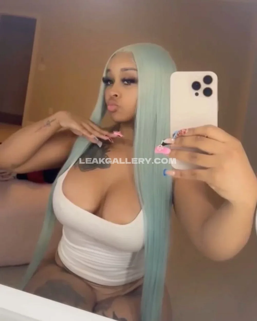 Stunnagirllie Mirror Selfie With Long Hair OnlyFans Photo Leaked