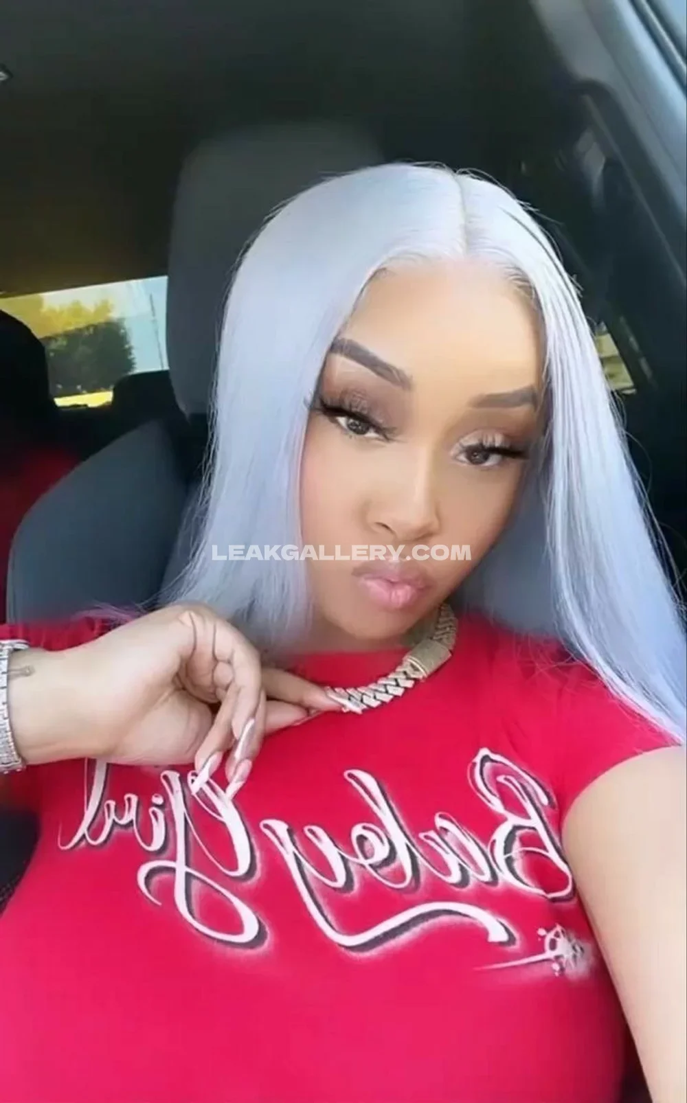 Stunnagirllie Silver Hair Selfie Pose OnlyFans Photo Leaked