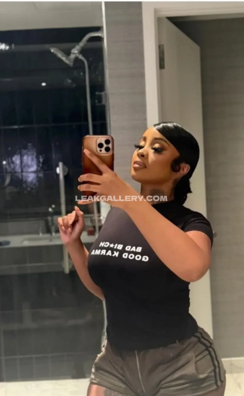 Stunnagirllie Mirror Selfie In Black Top OnlyFans Photo Leaked