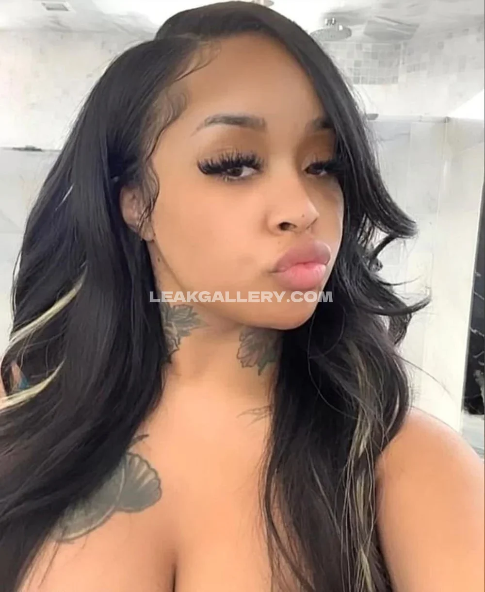 Stunnagirllie Topless Bathroom Selfie OnlyFans Photo Leaked