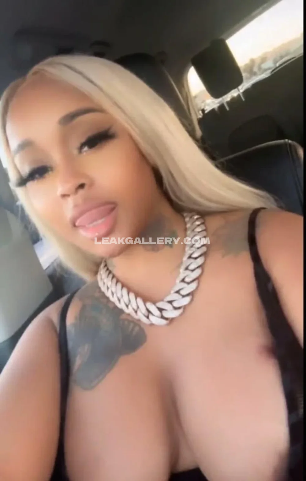Stunnagirllie Blonde Hair Selfie Pose OnlyFans Photo Leaked