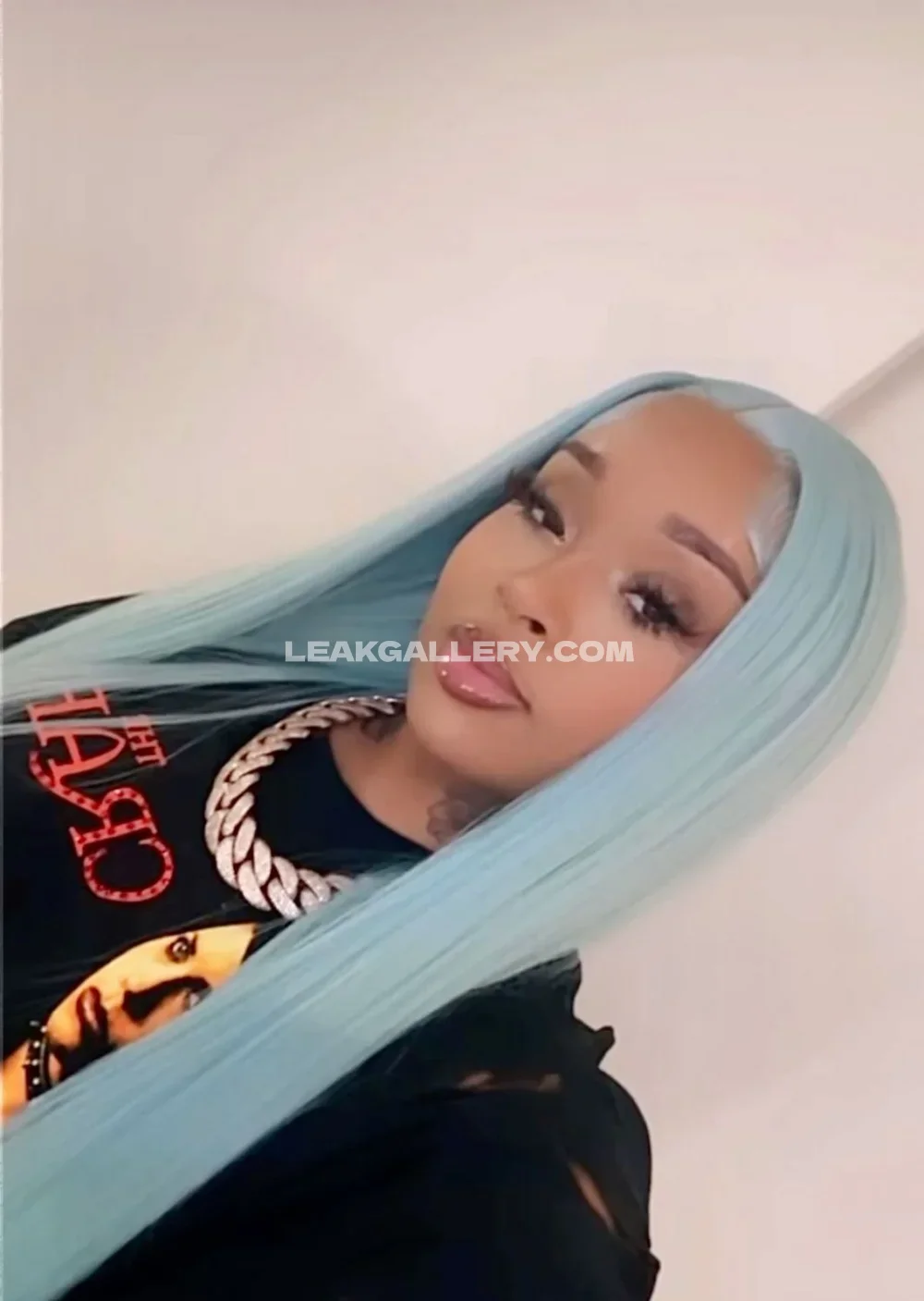 Stunnagirllie Blue Wig Selfie Pose OnlyFans Photo Leaked