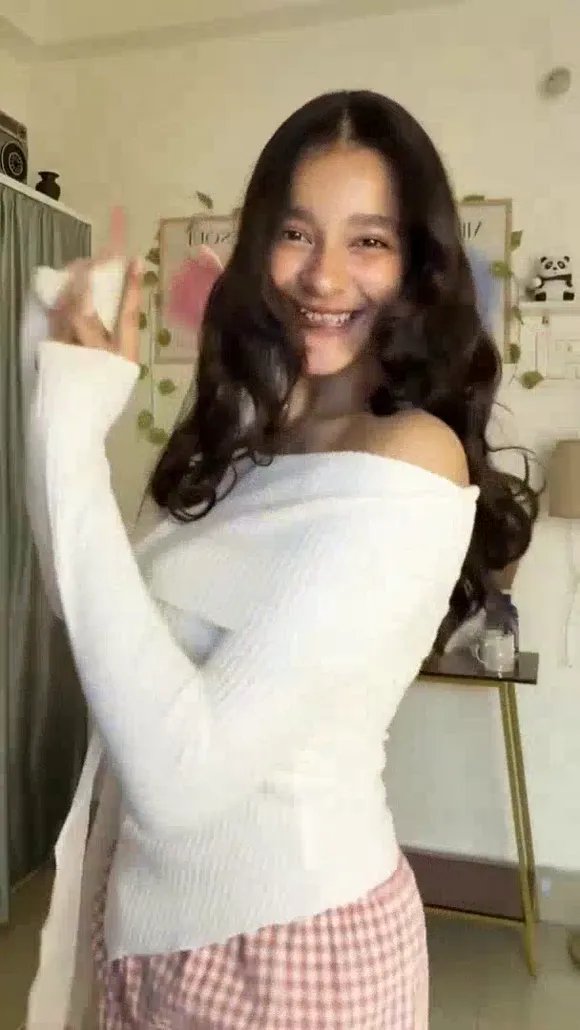 Subhasly Off-Shoulder Top Tease OnlyFans Video Leaked