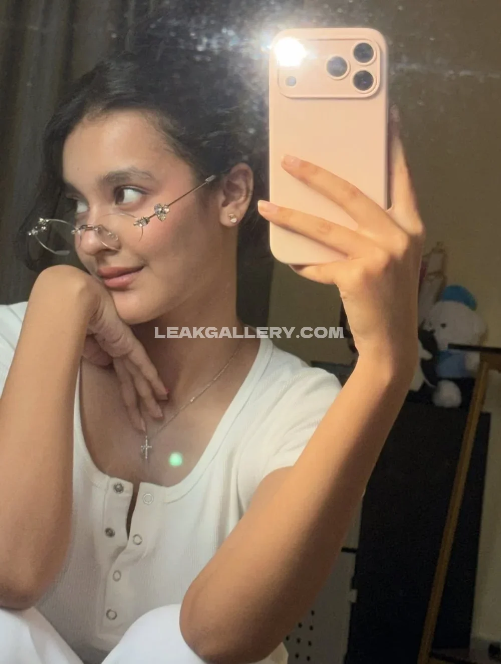 Subhasly Mirror Selfie With Glasses OnlyFans Photo Leaked
