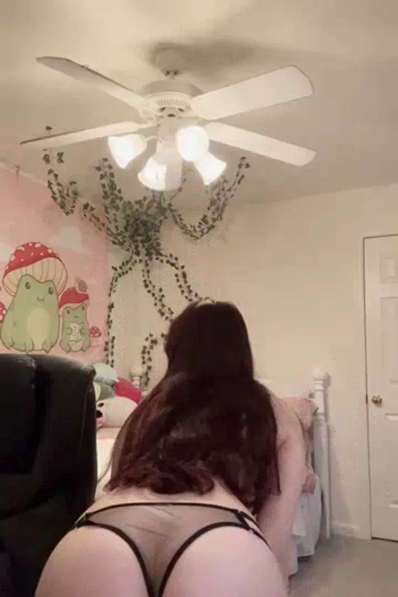 Summer Iris Bare Ass In Thong OnlyFans Video Leaked