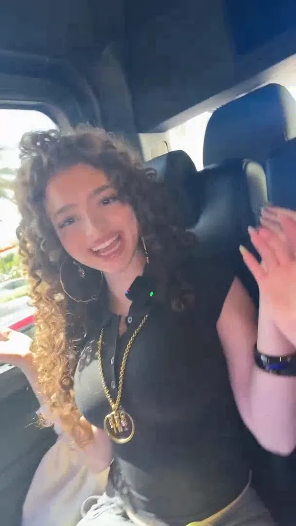 Sundaykalogeras Curly Hair Smiling Selfie OnlyFans Video Leaked