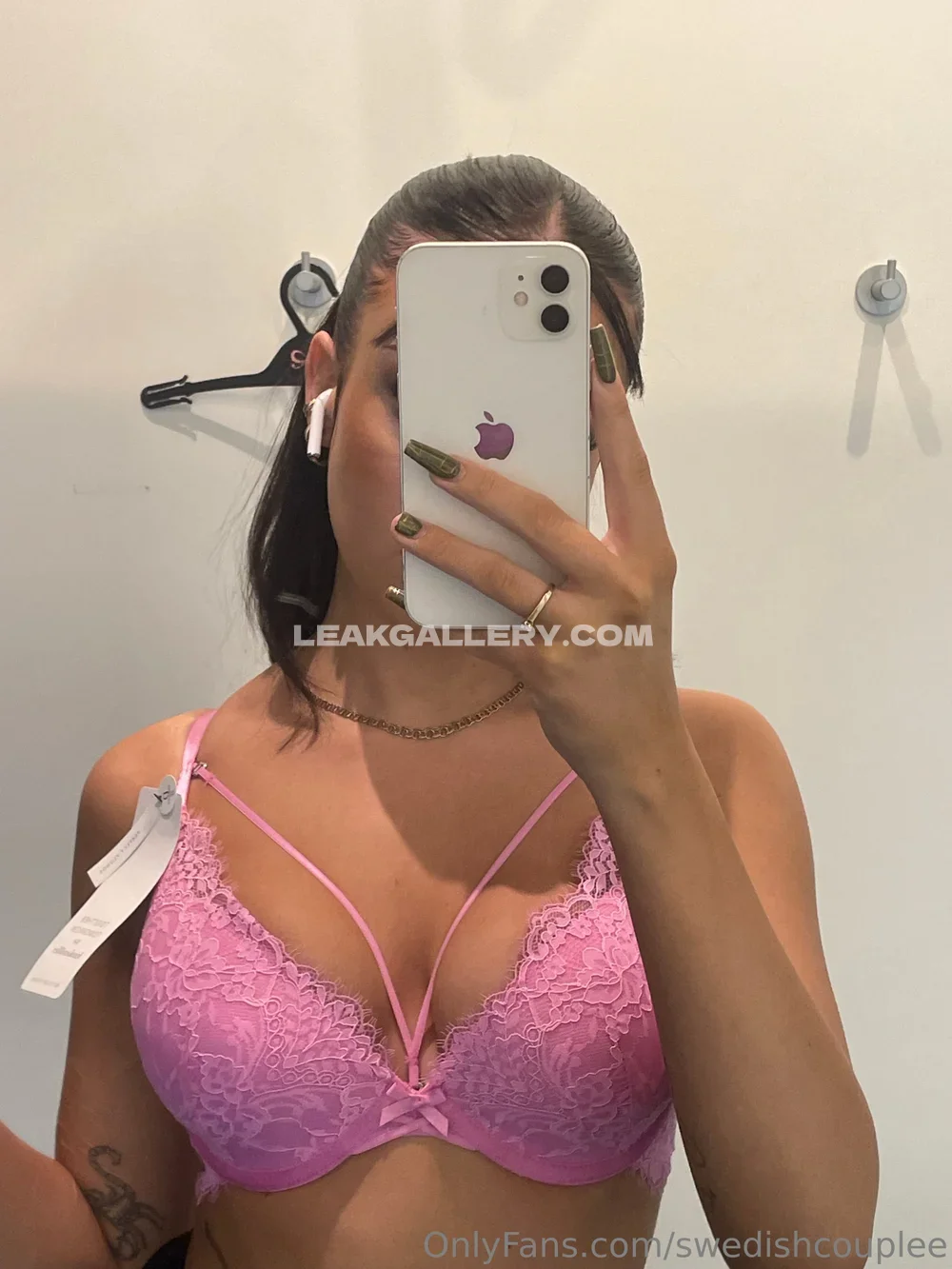 Swedishcouplee Pink Lace Bra Selfie OnlyFans Photo Leaked