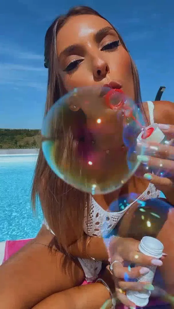 Sweet_bunnyxxx Poolside Bubble Blowing OnlyFans Video Leaked