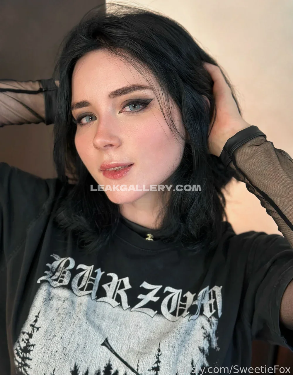 Sweetiefox Black Hair Selfie Pose OnlyFans Photo Leaked
