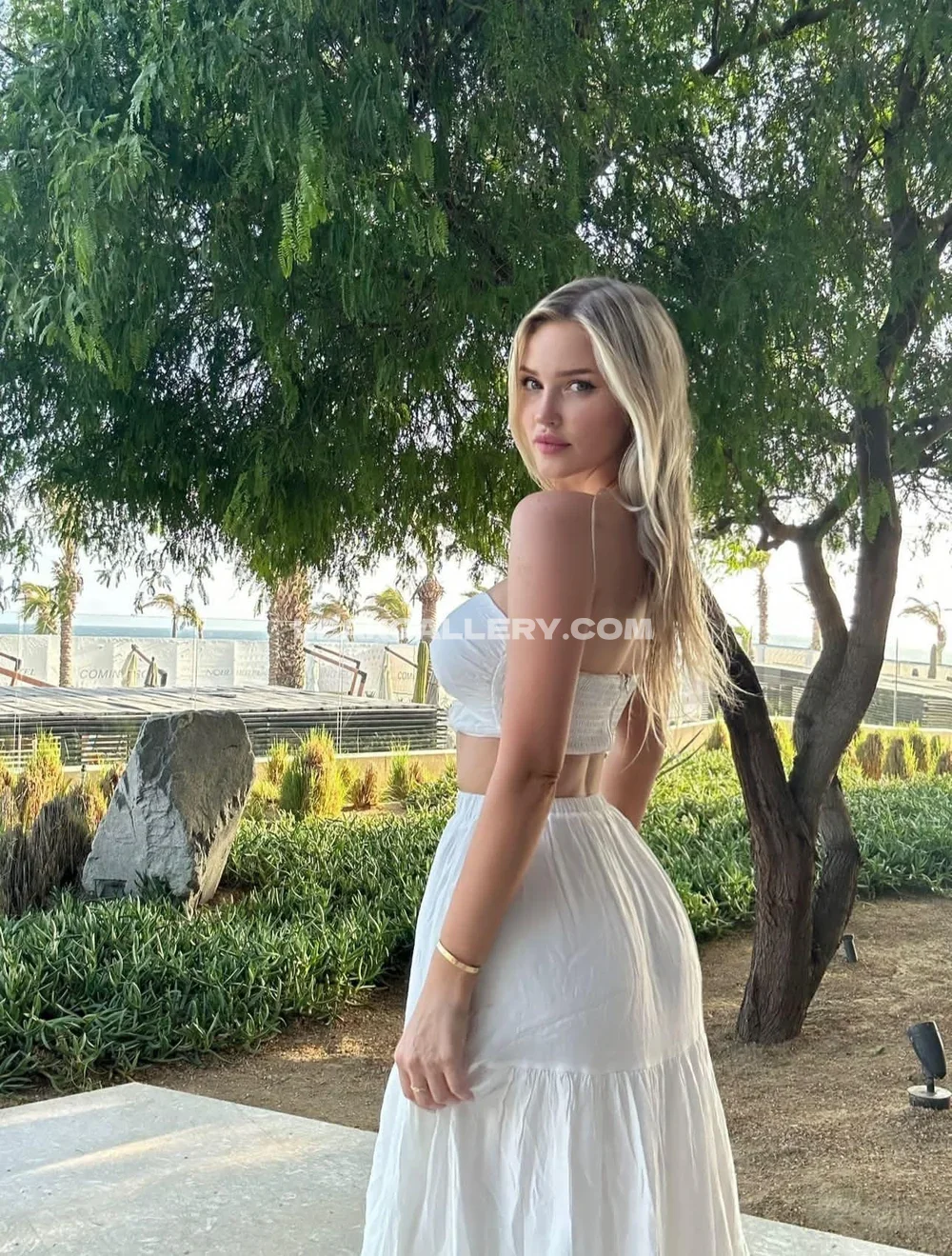 Tanababyxo White Dress Outdoor Pose OnlyFans Photo Leaked