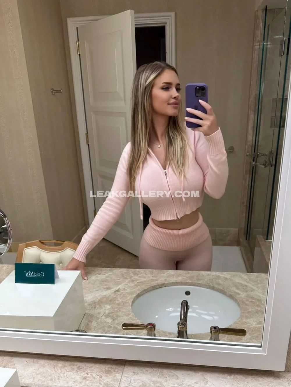 Tanababyxo Mirror Selfie In Pink OnlyFans Photo Leaked